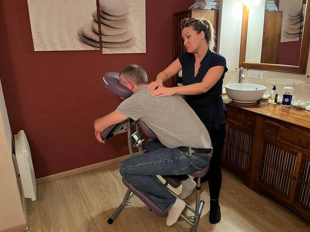 Le massage assis pratiqué à l'institut au fil du corps