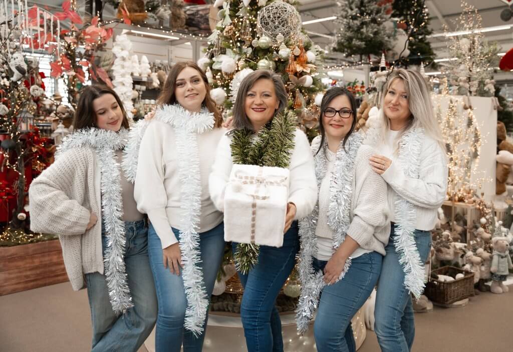 Les Coquettes et la magie des fêtes Sous le sapin, les Coquettes déposent des trésors de douceur : soins, coffrets et attentions délicates. Parce que Noël, c’est l’art d’offrir du bien-être et de partager la joie, nous avons imaginé des cadeaux qui prennent soin de la peau et du cœur.