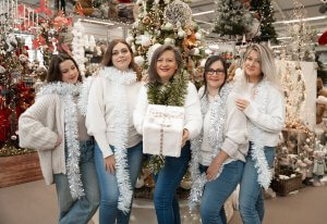 Les Coquettes et la magie des fêtes Sous le sapin, les Coquettes déposent des trésors de douceur : soins, coffrets et attentions délicates. Parce que Noël, c’est l’art d’offrir du bien-être et de partager la joie, nous avons imaginé des cadeaux qui prennent soin de la peau et du cœur.