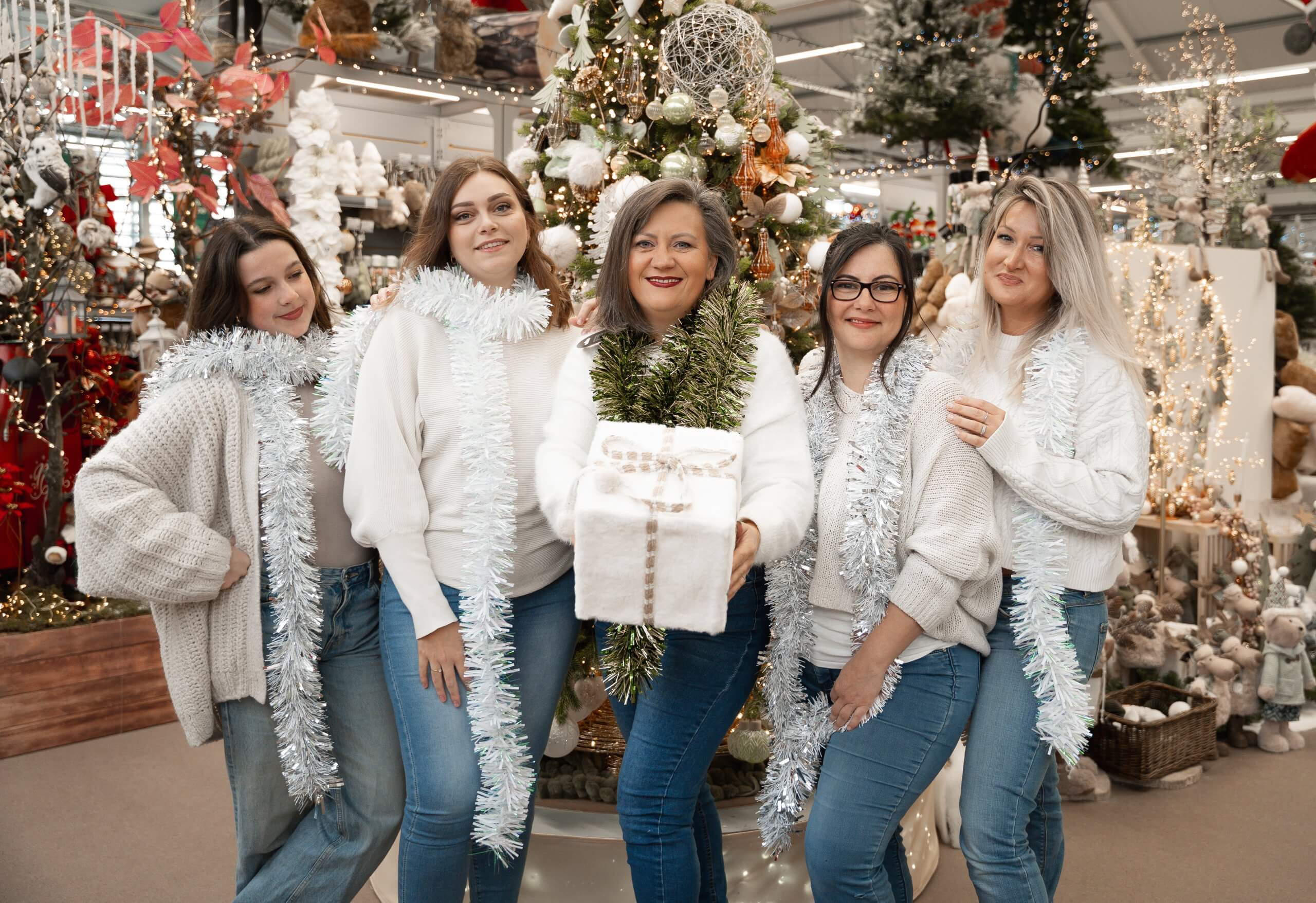 Les Coquettes et la magie des fêtes Sous le sapin, les Coquettes déposent des trésors de douceur : soins, coffrets et attentions délicates. Parce que Noël, c’est l’art d’offrir du bien-être et de partager la joie, nous avons imaginé des cadeaux qui prennent soin de la peau et du cœur.