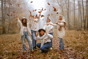 Portrait de l’équipe Au Fil du Corps, esthéticiennes souriantes et professionnelles réunies dans une ambiance chaleureuse.